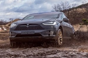 Смотрите, как Tesla Model X справляется с тяжелым бездорожьем